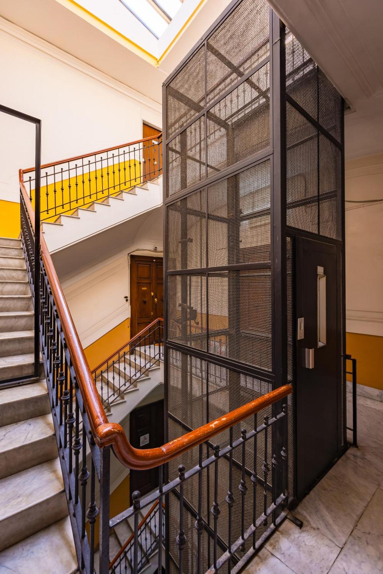Appartement Sloping Roof In The Center Of
